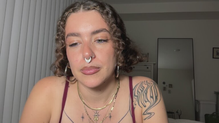 Velvette_Peach's Streamate show and profile