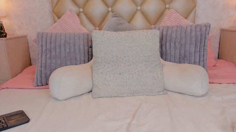 MiaaCaastro's Streamate show and profile