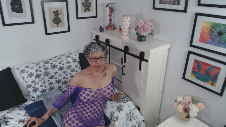 IzzyOnCam's Streamate show and profile