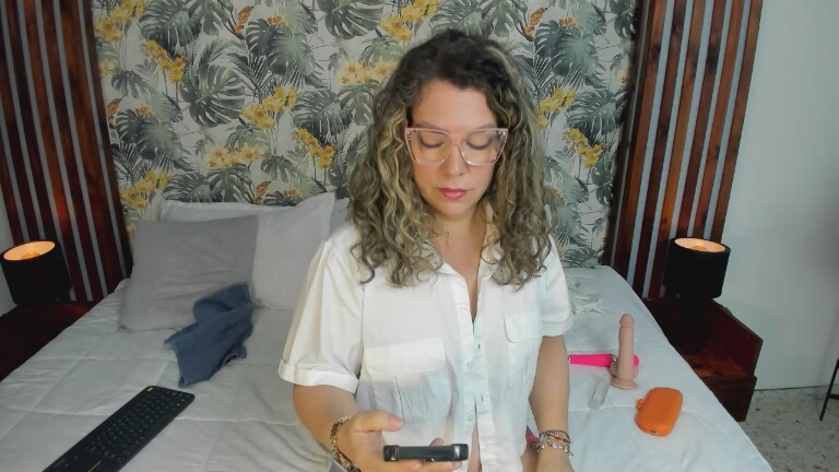 DominicaFrost's Streamate show and profile