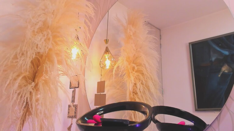 SaraDiesss's Streamate show and profile